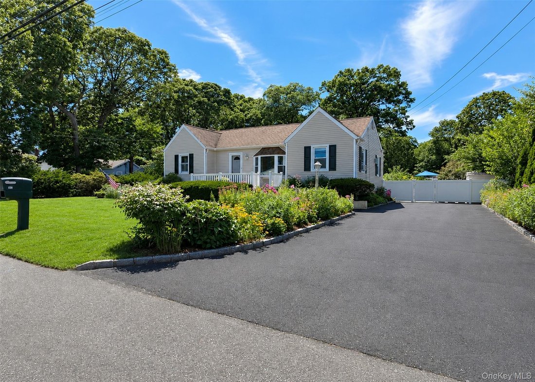 House in Coram, New York, United States 1 - 18677465