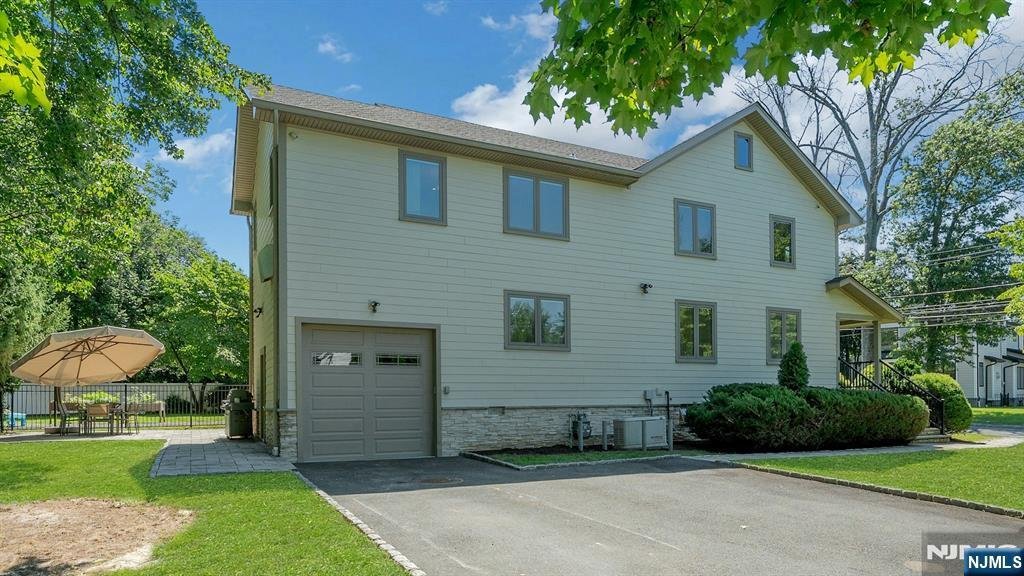 Tenafly, New Jersey, United States 3 - 18675329