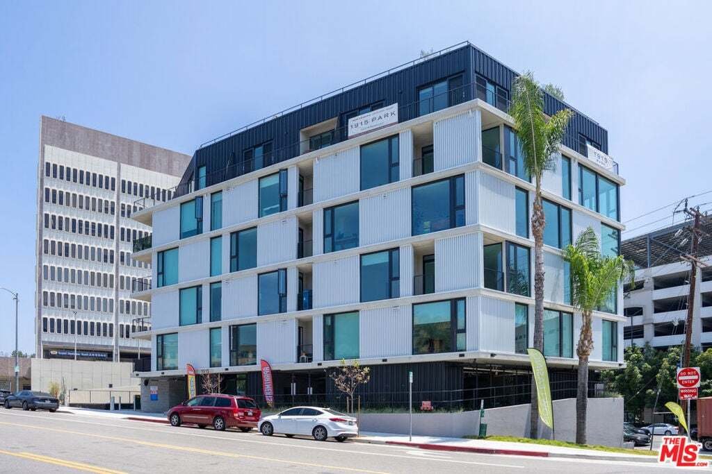 Los Angeles, California, United States 2 - 18676012
