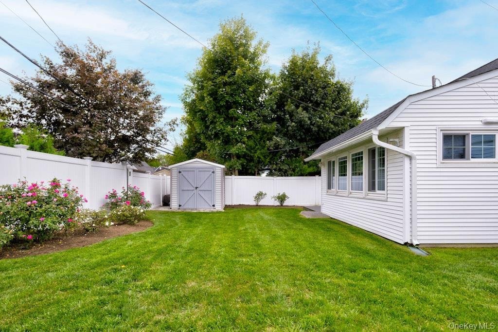 House in Levittown, New York, United States 5 - 18677699