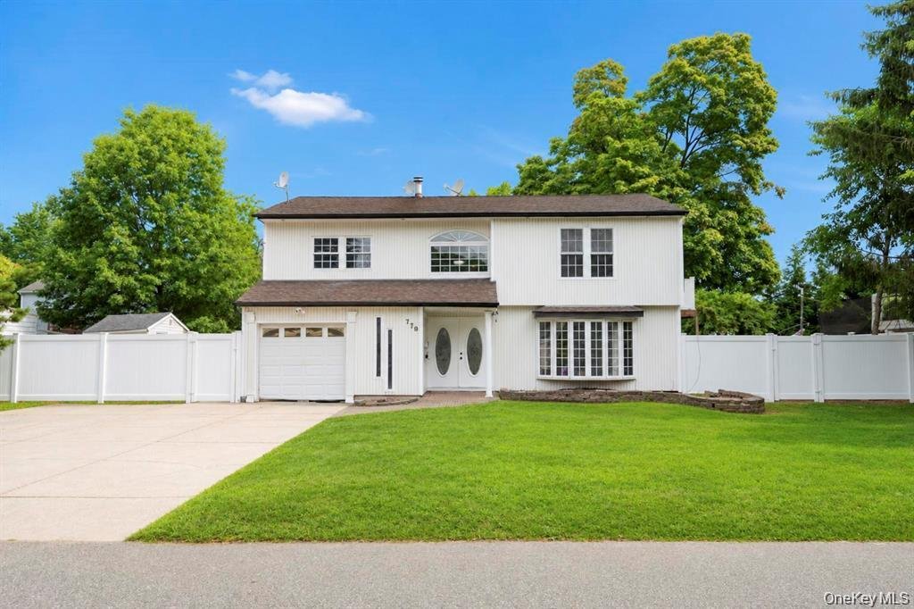House in West Babylon, New York, United States 1 - 18677543