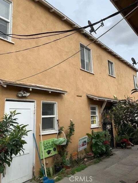 Los Angeles, California, United States 3 - 18677015