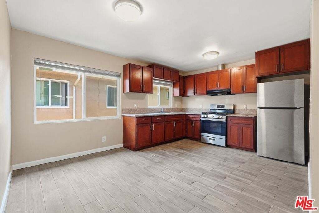 Gardena, California, United States 5 - 18676019