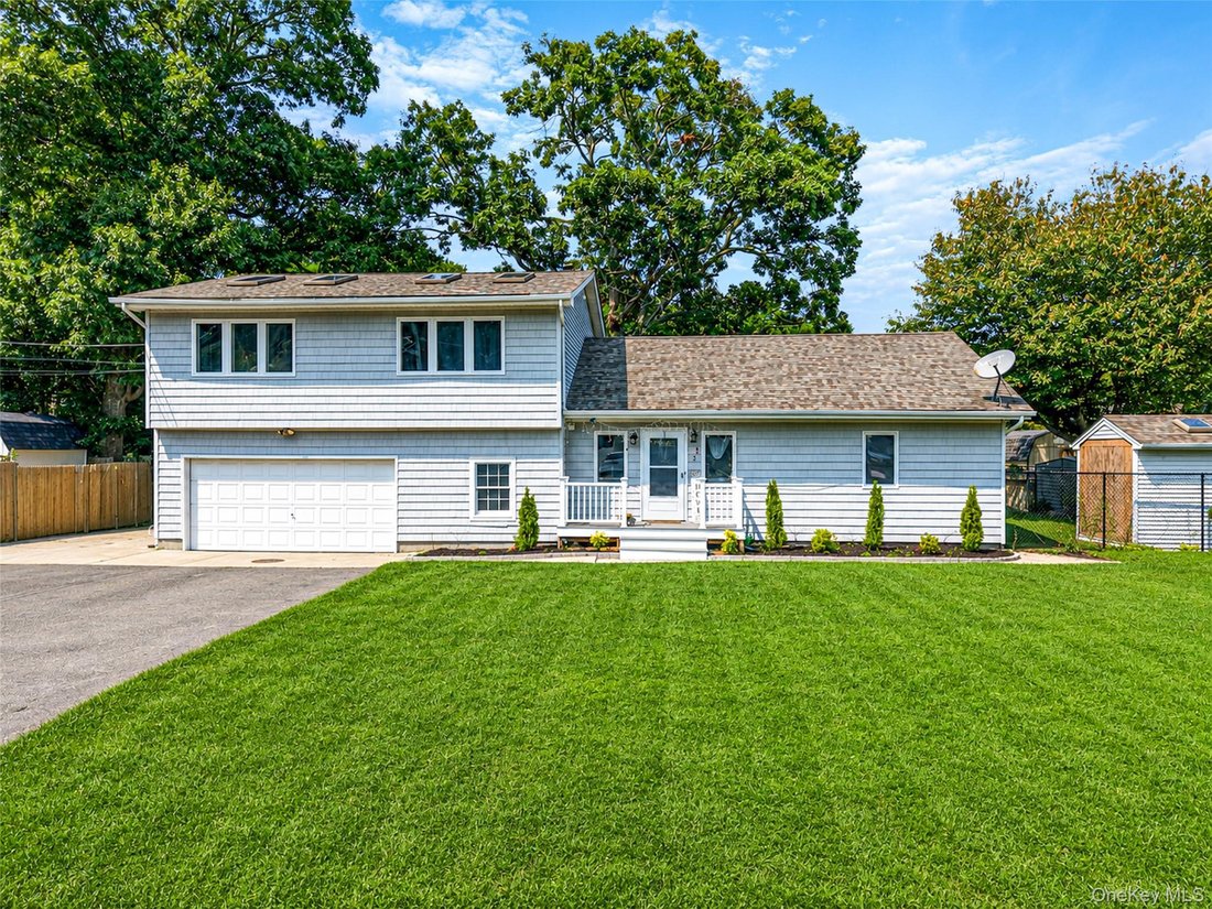 House in Manorville, New York, United States 1 - 18677772