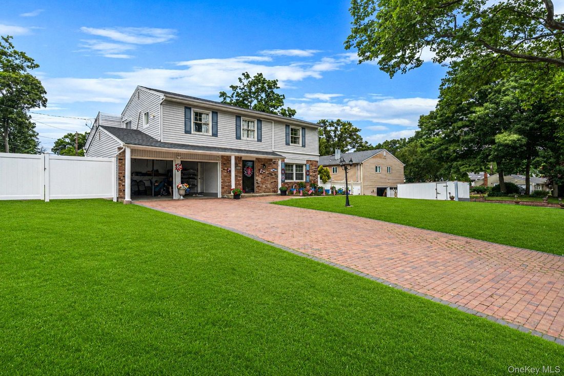 House in Coram, New York, United States 1 - 18677686