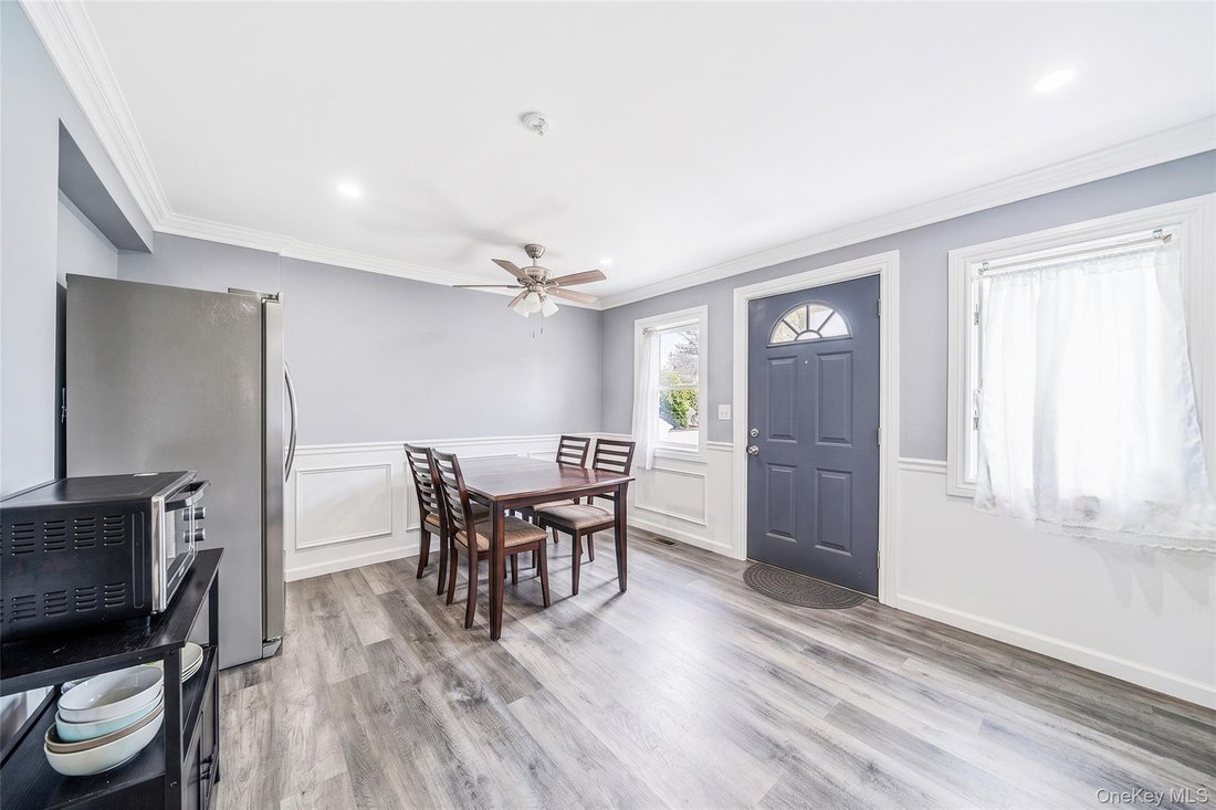 House in Manorville, New York, United States 3 - 18677772