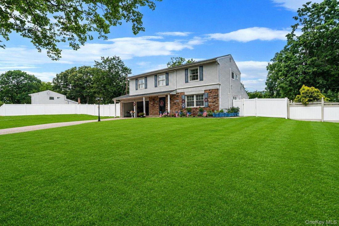 House in Coram, New York, United States 3 - 18677686