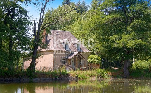 House in Saint-Sauves-d'Auvergne, Auvergne-Rhône-Alpes, France 1