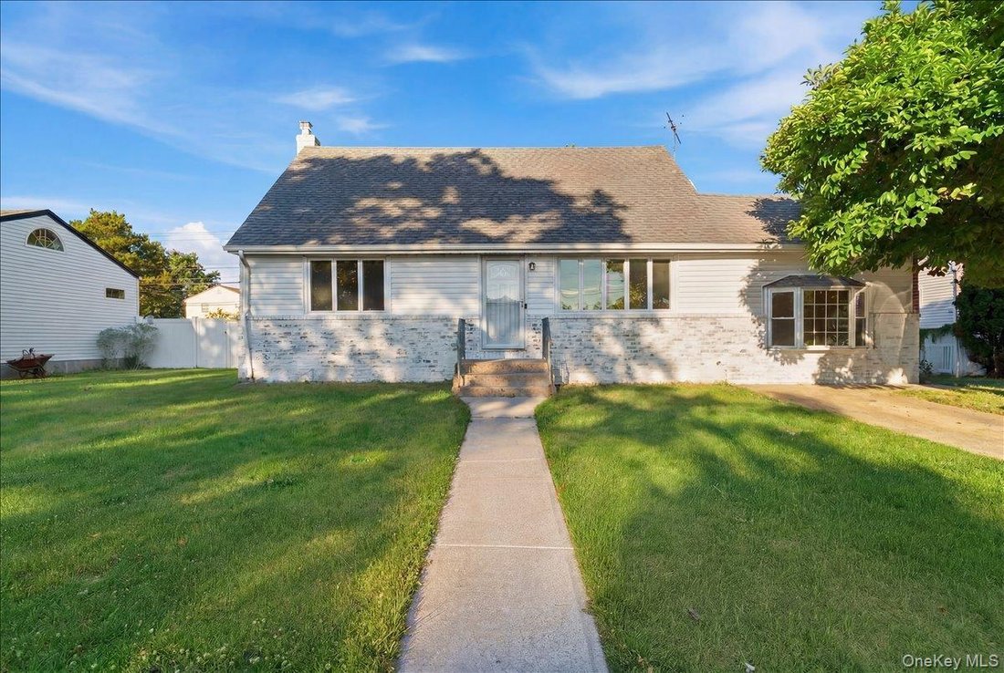 House in West Babylon, New York, United States 3 - 18677761