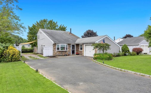 House in Medford, New York, United States 1
