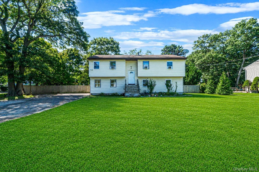 House in Central Islip, New York, United States 1 - 18677759