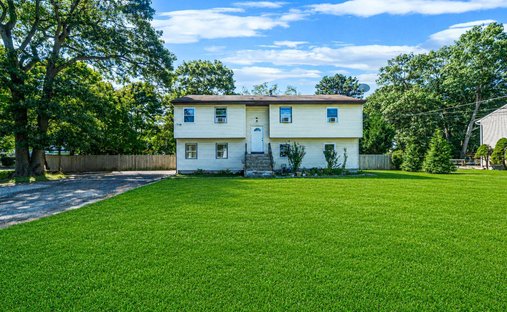 House in Central Islip, New York, United States 1
