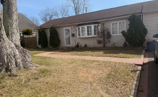 House in Central Islip, New York, United States 1
