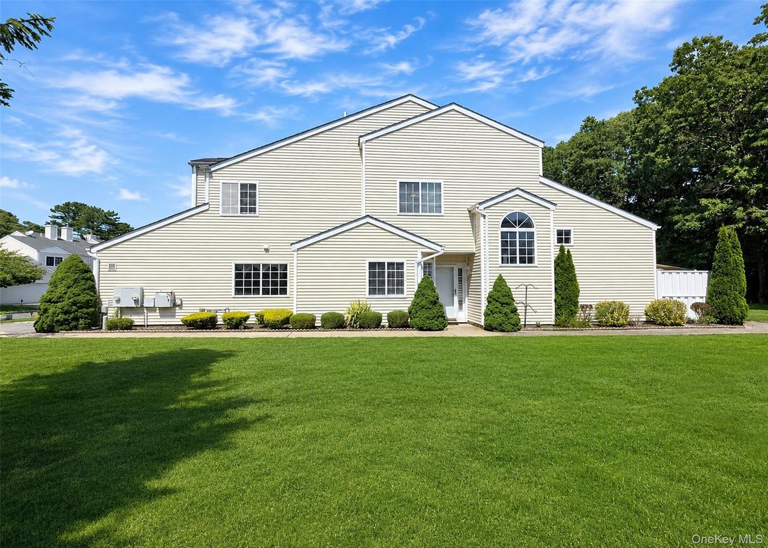 House in Manorville, New York, United States 2 - 18677474