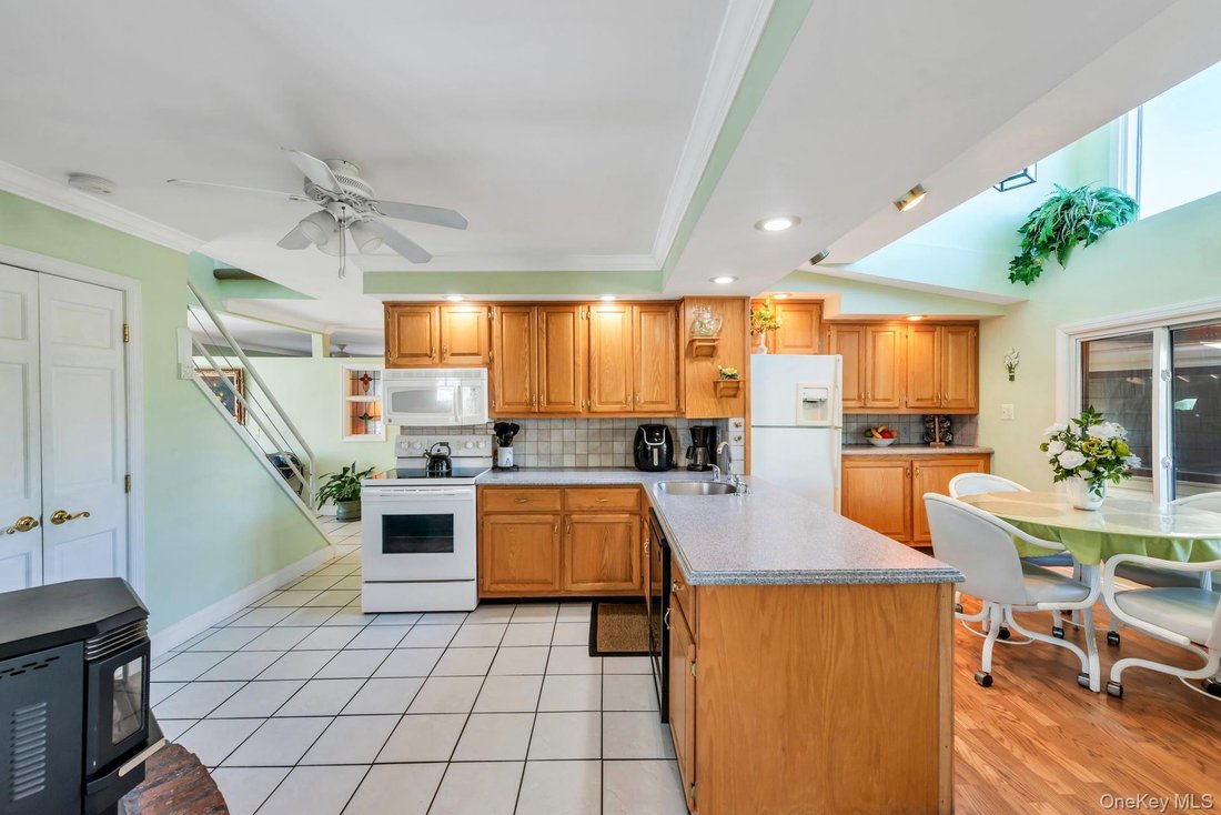 House in Bethpage, New York, United States 3 - 18677617