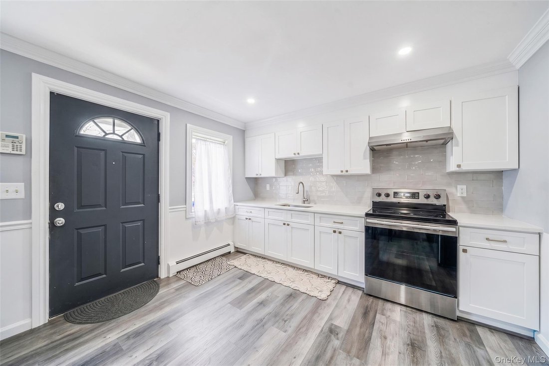 House in Manorville, New York, United States 2 - 18677772