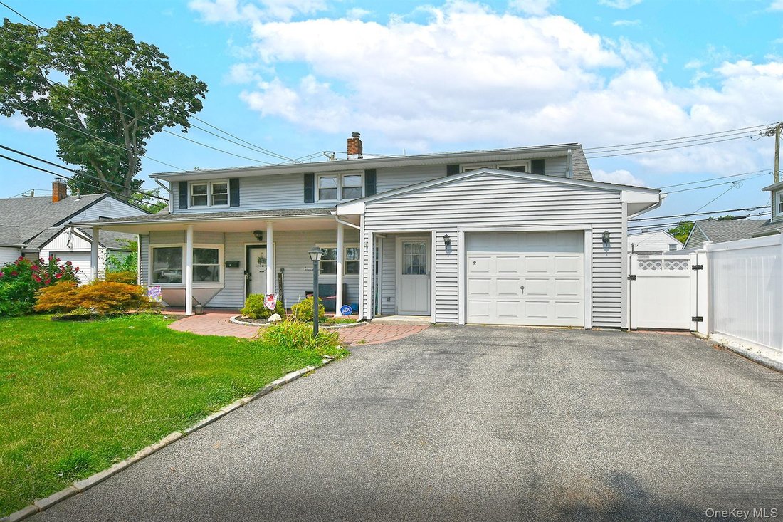 House in Levittown, New York, United States 1 - 18677586