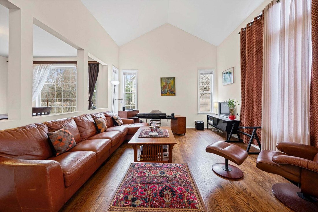 House in Buffalo Grove, Illinois, United States 4 - 18676389