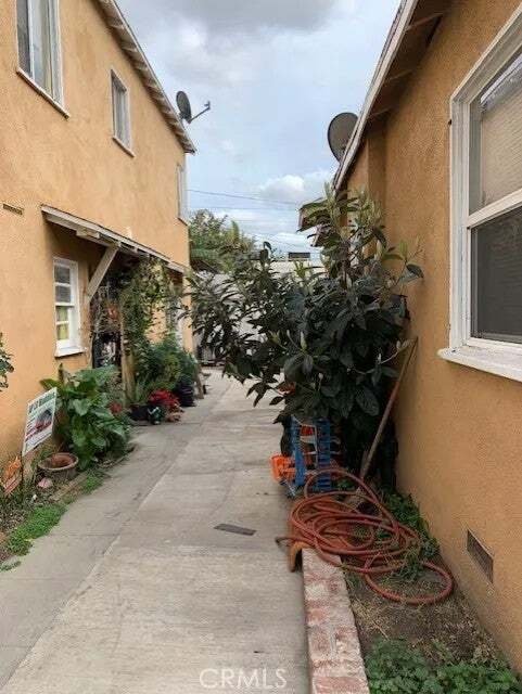 Los Angeles, California, United States 2 - 18677015
