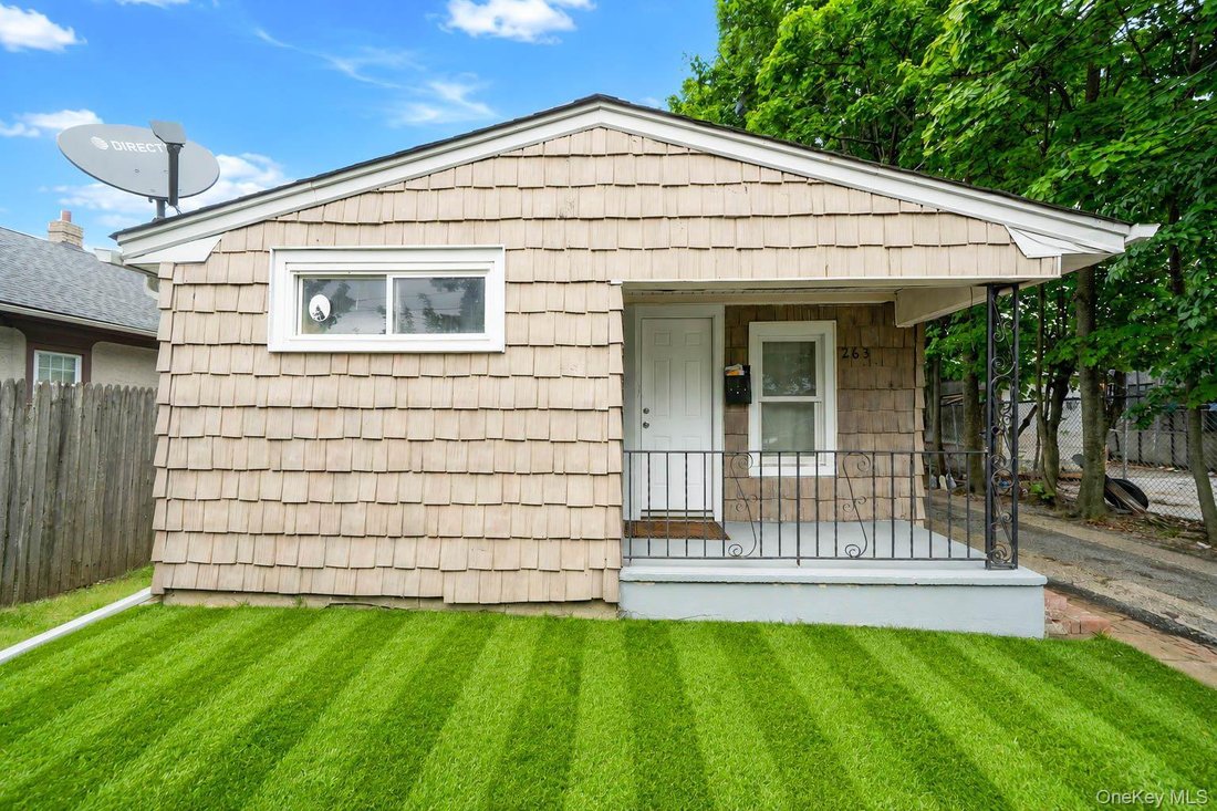 House in Uniondale, New York, United States 1 - 18677611