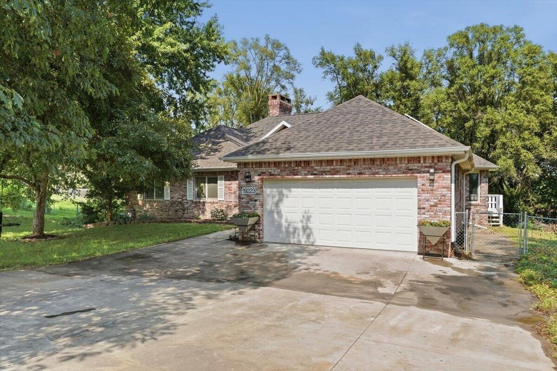 House in Council Bluffs, Iowa, United States 5 - 18678325