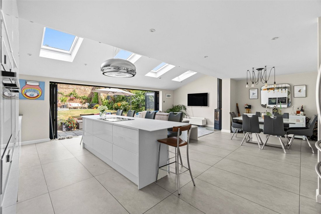 House in Sunbury, England 4 - 18678581