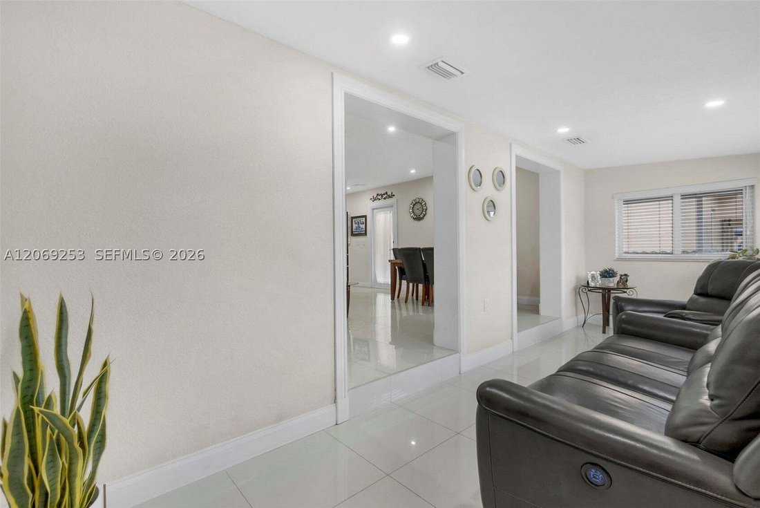 House in Hialeah, Florida, United States 4 - 18676865
