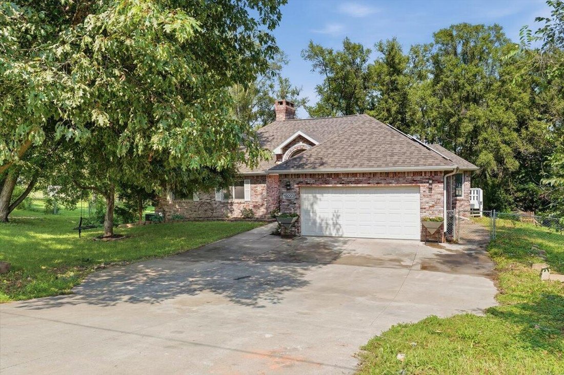 House in Council Bluffs, Iowa, United States 4 - 18678325