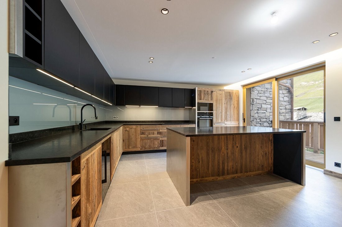 Chalet in Val-d'Isere, Auvergne-Rhône-Alpes, France 3 - 17817235