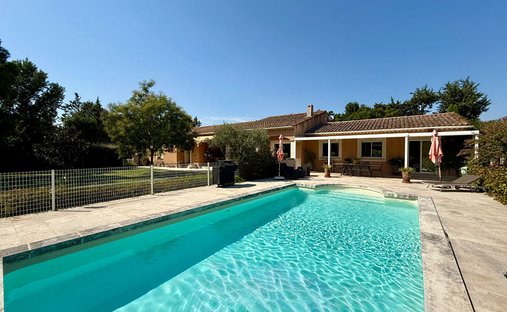 Villa in Noves, Provence-Alpes-Côte d'Azur, France 1