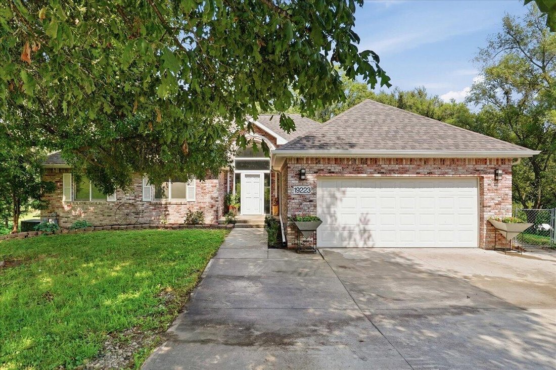 House in Council Bluffs, Iowa, United States 2 - 18678325