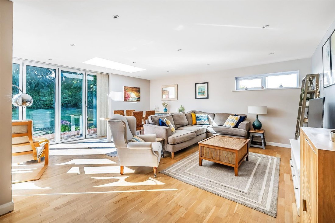House in Great Bookham, England 2 - 18674656