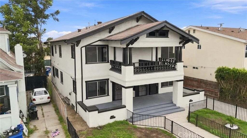 Los Angeles, California, United States 3 - 18677013