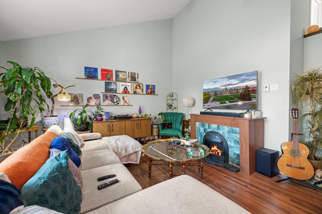 Townhouse in Saanich, British Columbia, Canada 2 - 18678445