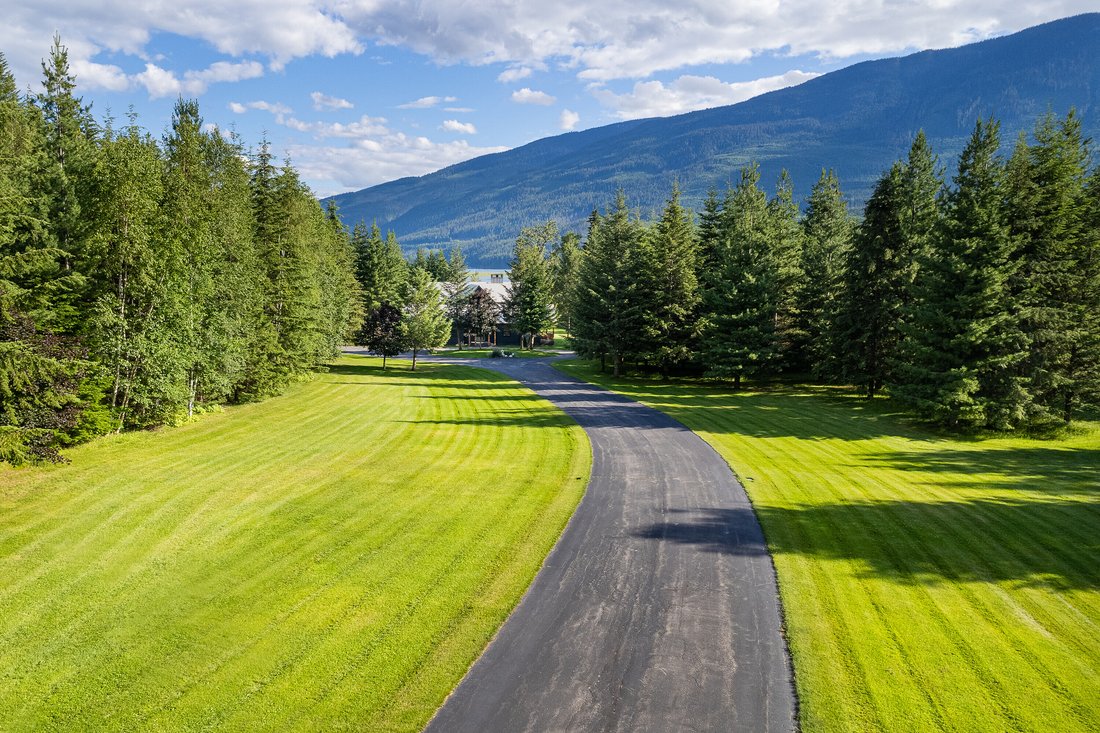 House in Revelstoke, British Columbia, Canada 3 - 18675411