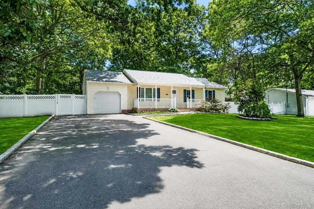House in Shirley, New York, United States 1 - 18677554