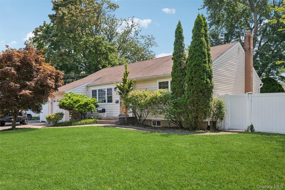 House in West Babylon, New York, United States 1 - 18677563