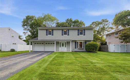 House in Hauppauge, New York, United States 1