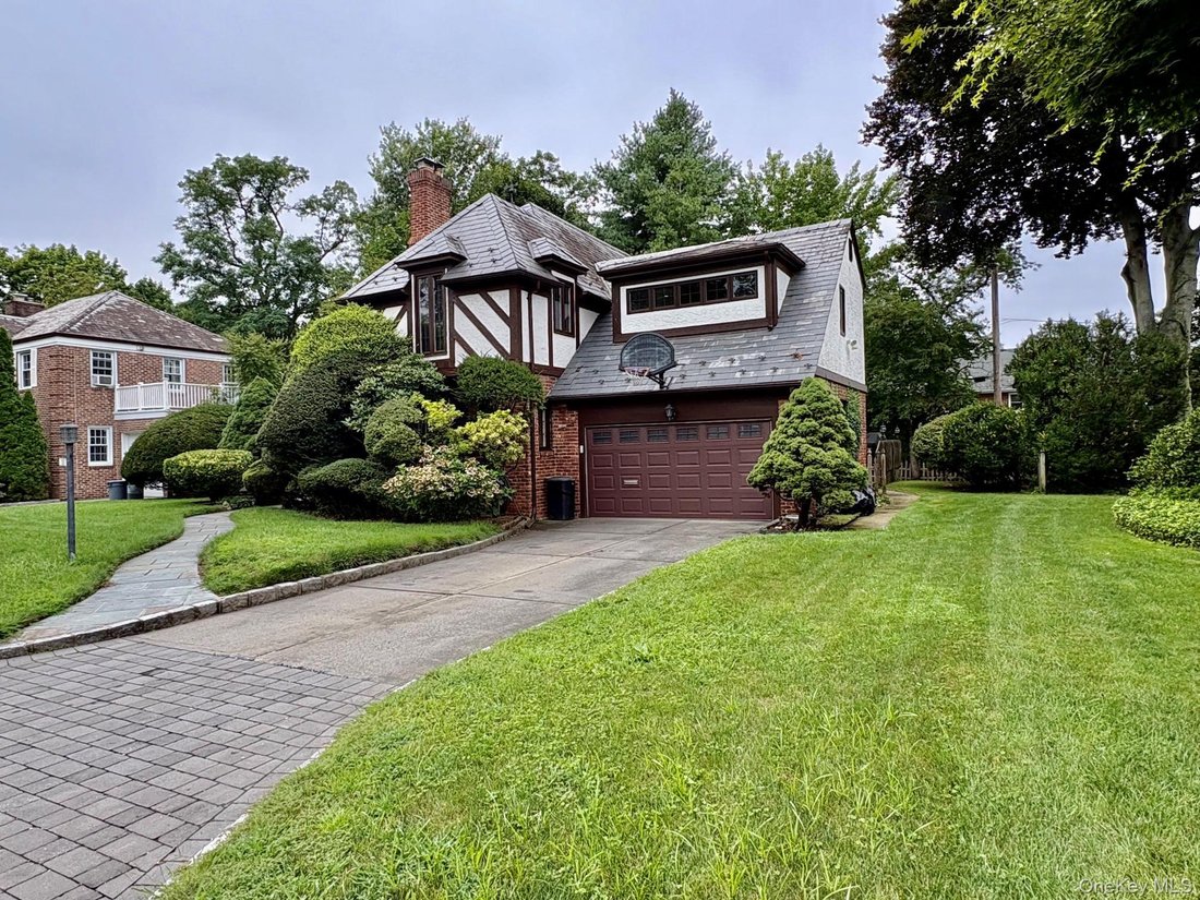 House in Manhasset, New York, United States 3 - 18677835