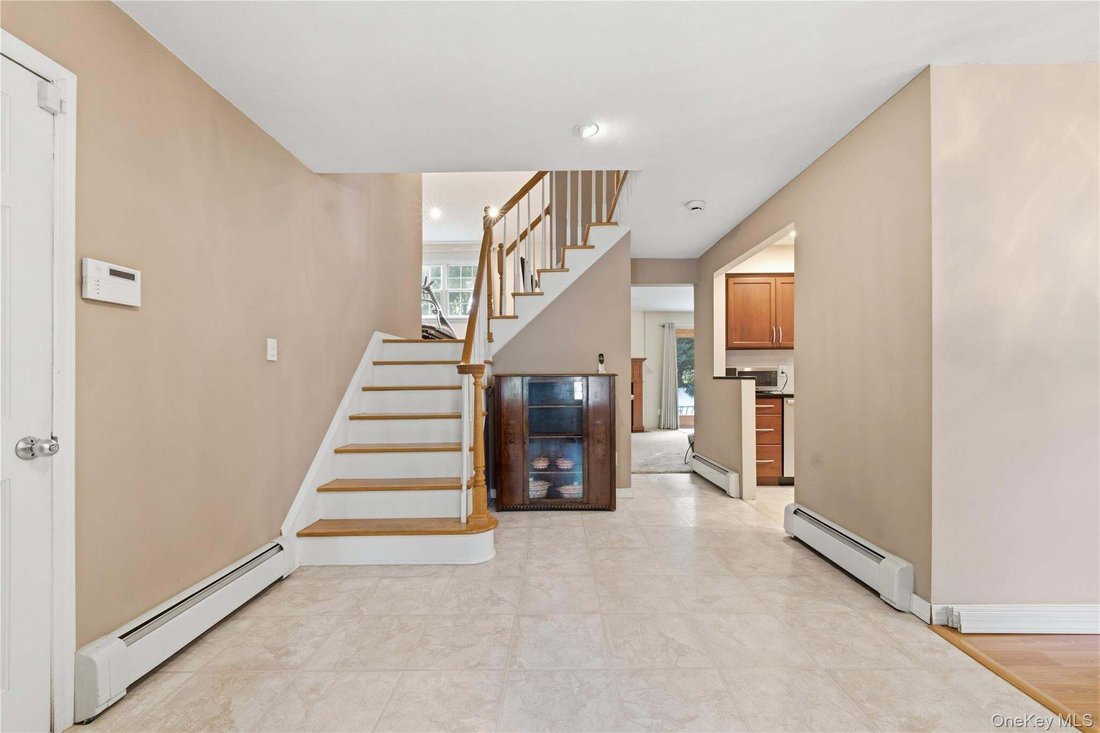 House in Hauppauge, New York, United States 3 - 18674851