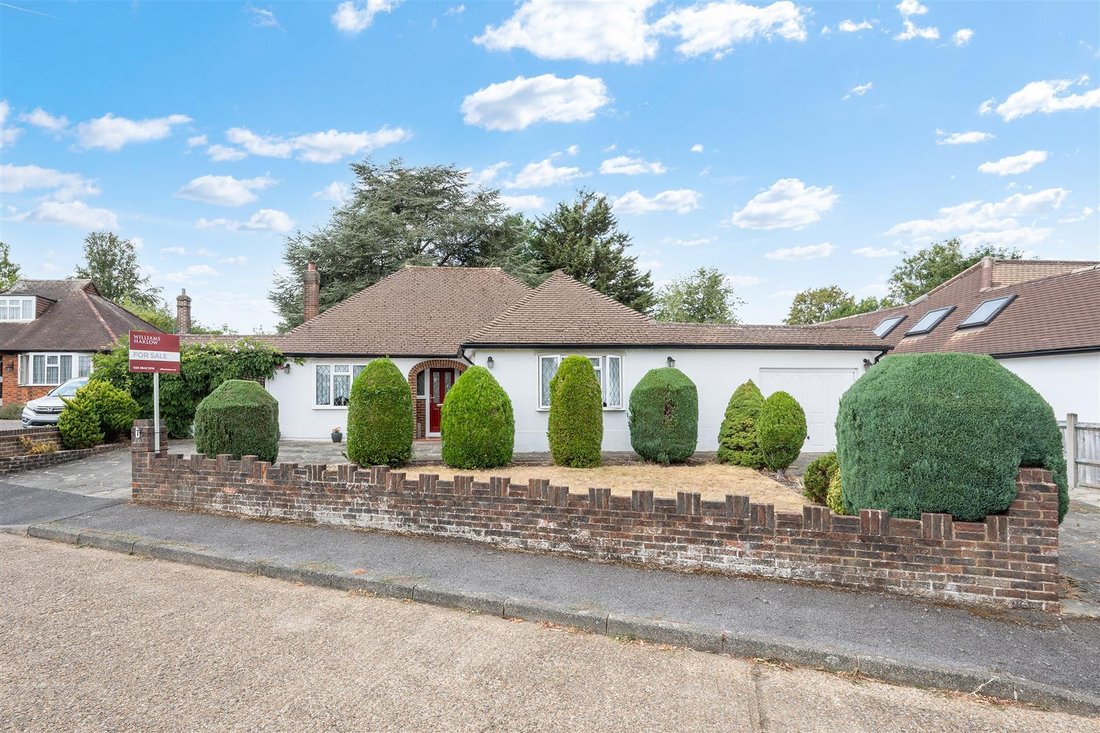 Bungalow in London Borough of Sutton, England 1 - 18674649