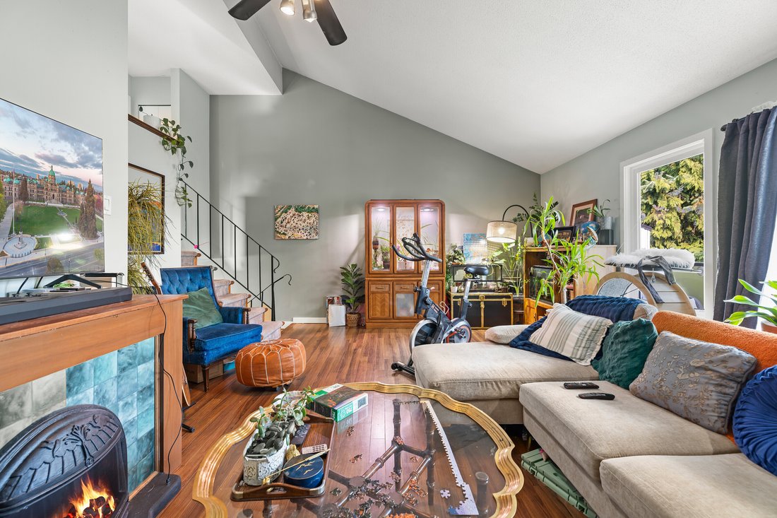 Townhouse in Saanich, British Columbia, Canada 3 - 18678445