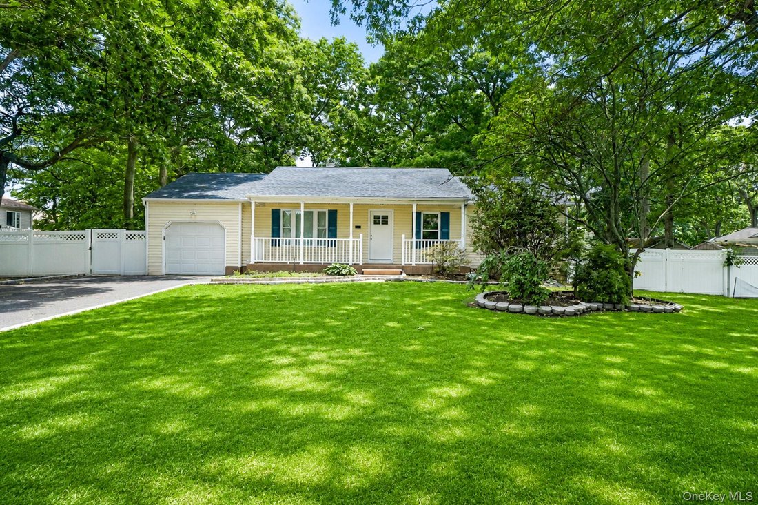 House in Shirley, New York, United States 2 - 18677554