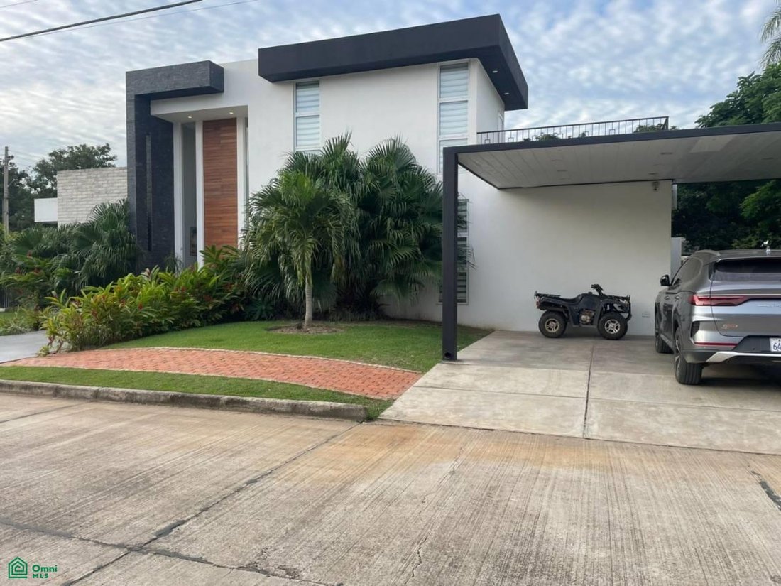 Townhouse in Santa Cruz de la Sierra, Santa Cruz Department, Bolivia 1 - 18125259