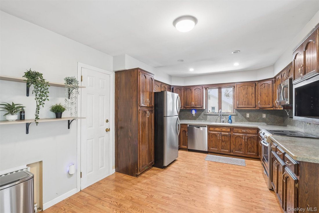 House in West Babylon, New York, United States 5 - 18677563