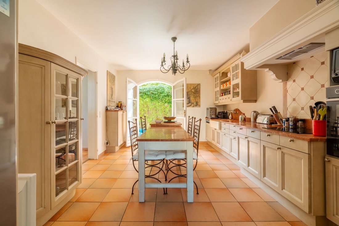Casa en Saint-Marc-Jaumegarde, Provenza-Alpes-Costa Azul, Francia 5 - 15228016