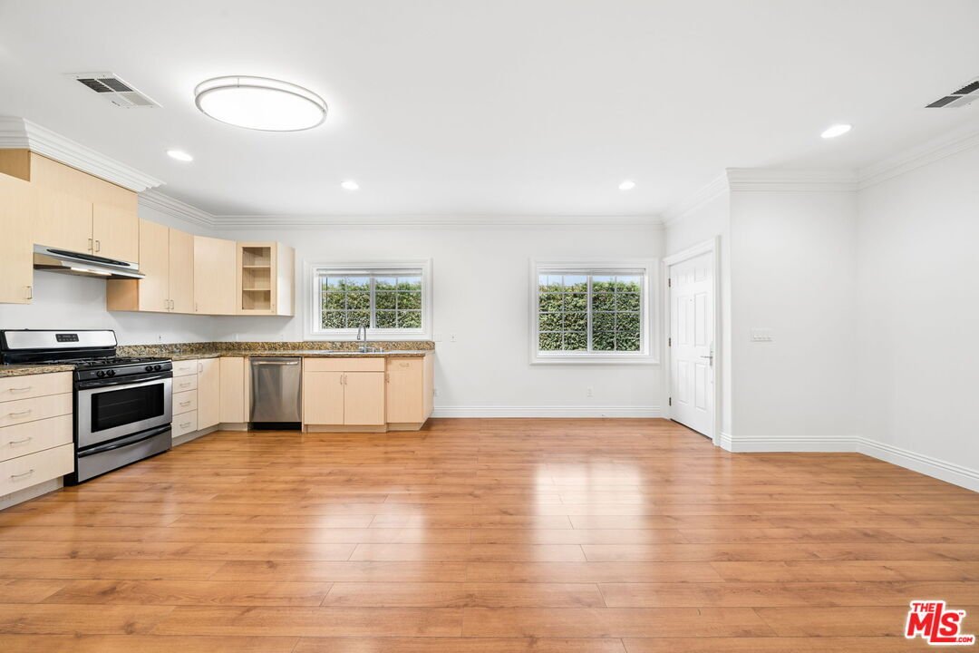 Los Angeles, California, United States 2 - 18677517