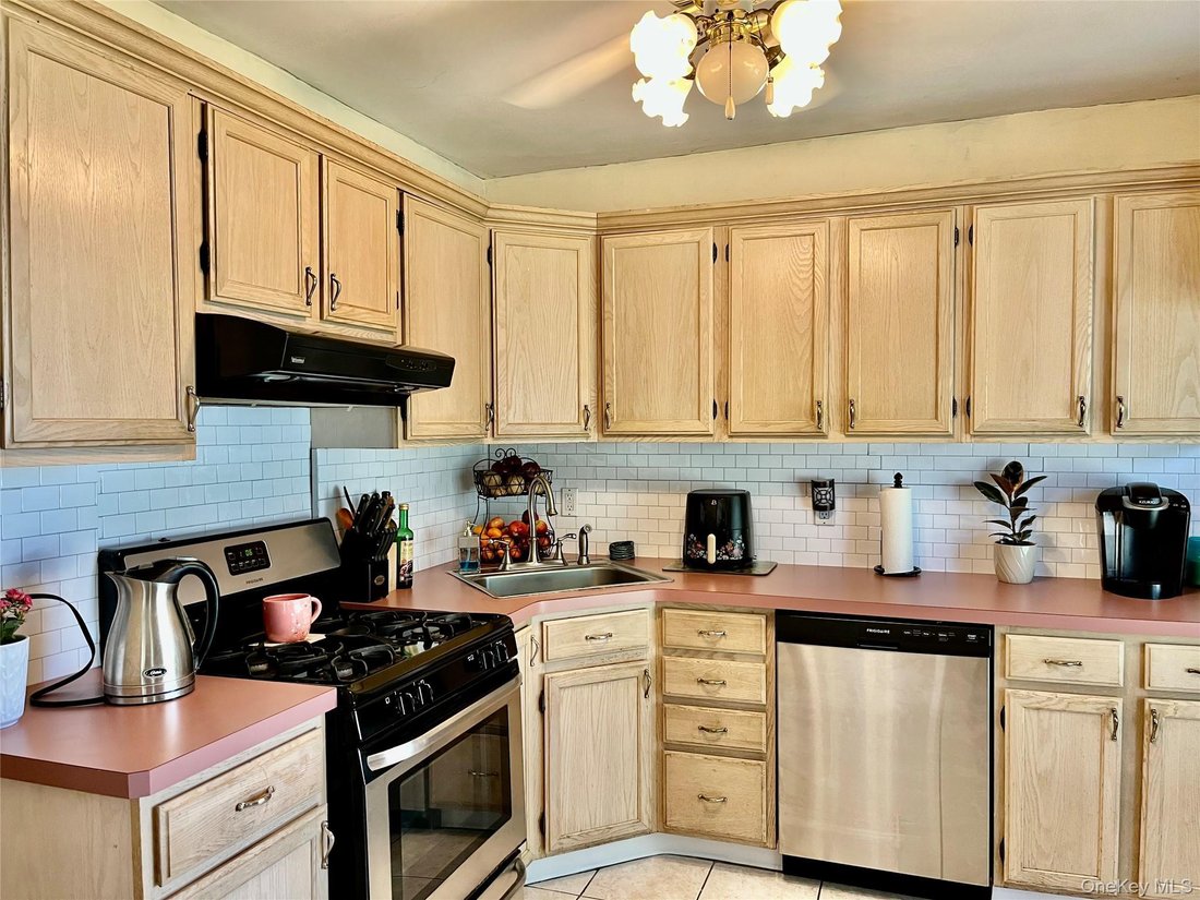 House in Port Jefferson Station, New York, United States 3 - 18677507