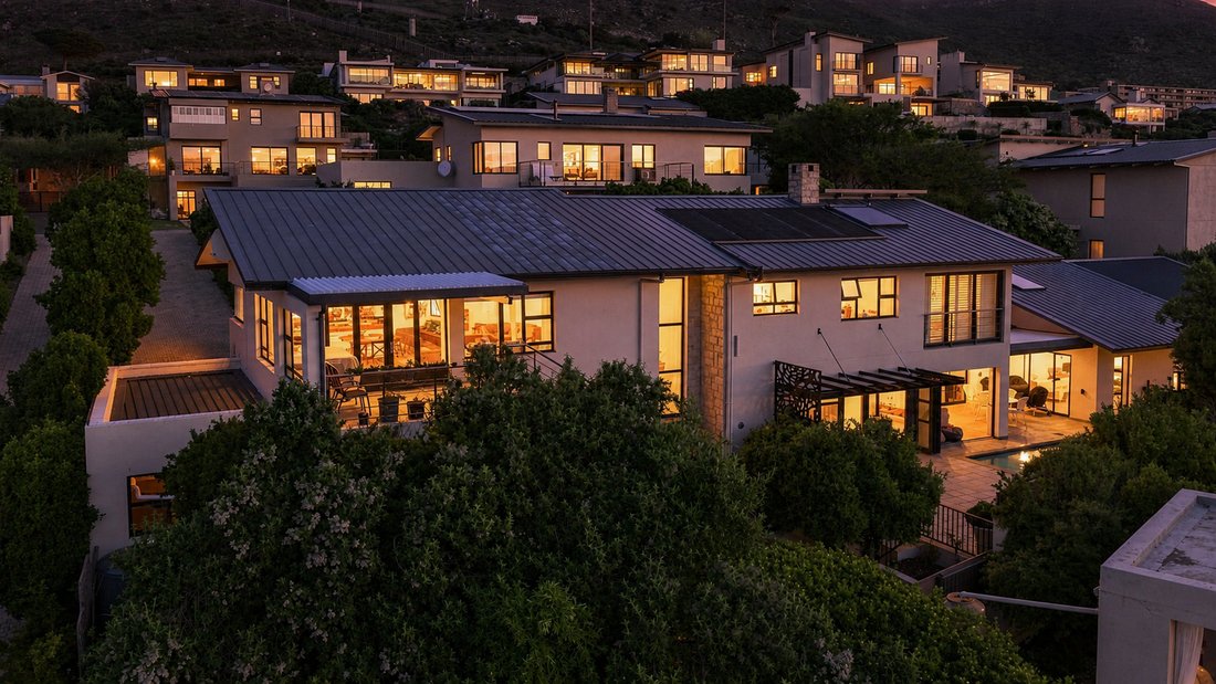 House in Tokai, Muizenberg Mountains, Cape Town 1 - 18675282