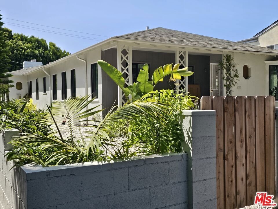 Santa Monica, California, United States 2 - 18676007